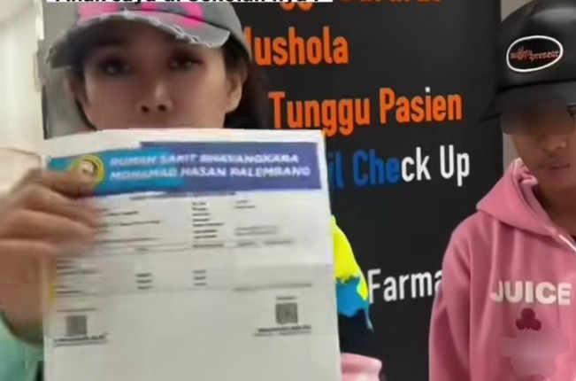 Nita, ibu siswa SMKN 7 Palembang  yang dituduh gunakan narkoba tunjukkan bukti hasil tes urine jika anaknya negatif narkoba. [Instagram]